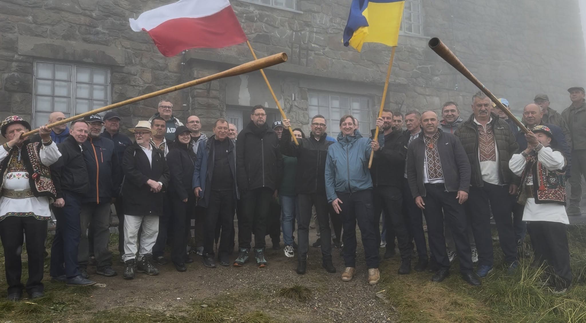 Україна і Польща відкрили на горі Піп Іван міжнародний центр наукового обладнання