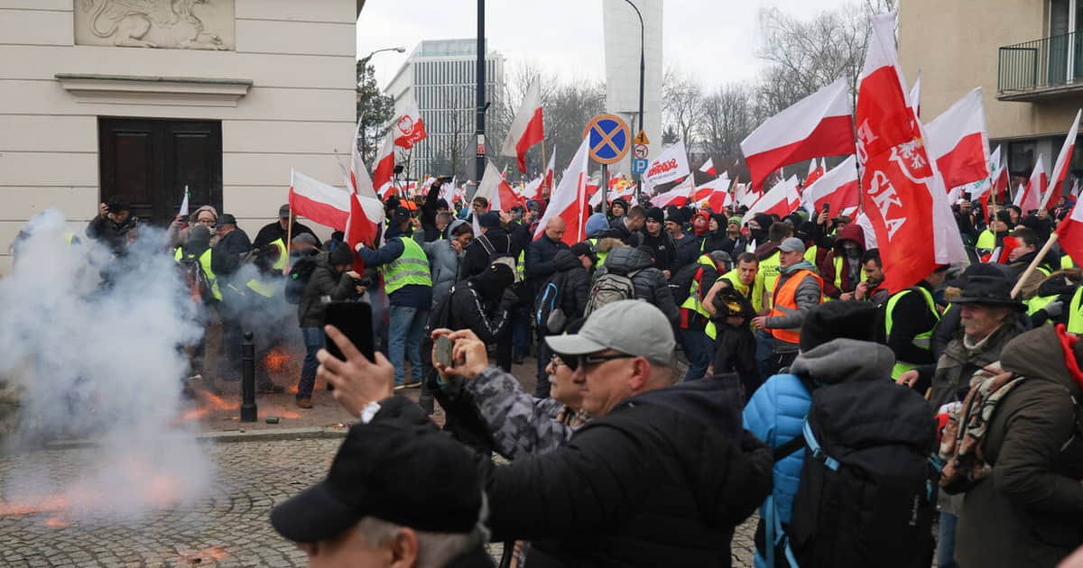 Dlaczego Polacy wspierają protesty rolników, mimo że zapewniają one wygodę i zyski?