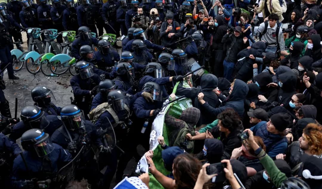 На протестах школярів у Франції затримали пів тисячі людей, в Парижі спалахнули заворушення