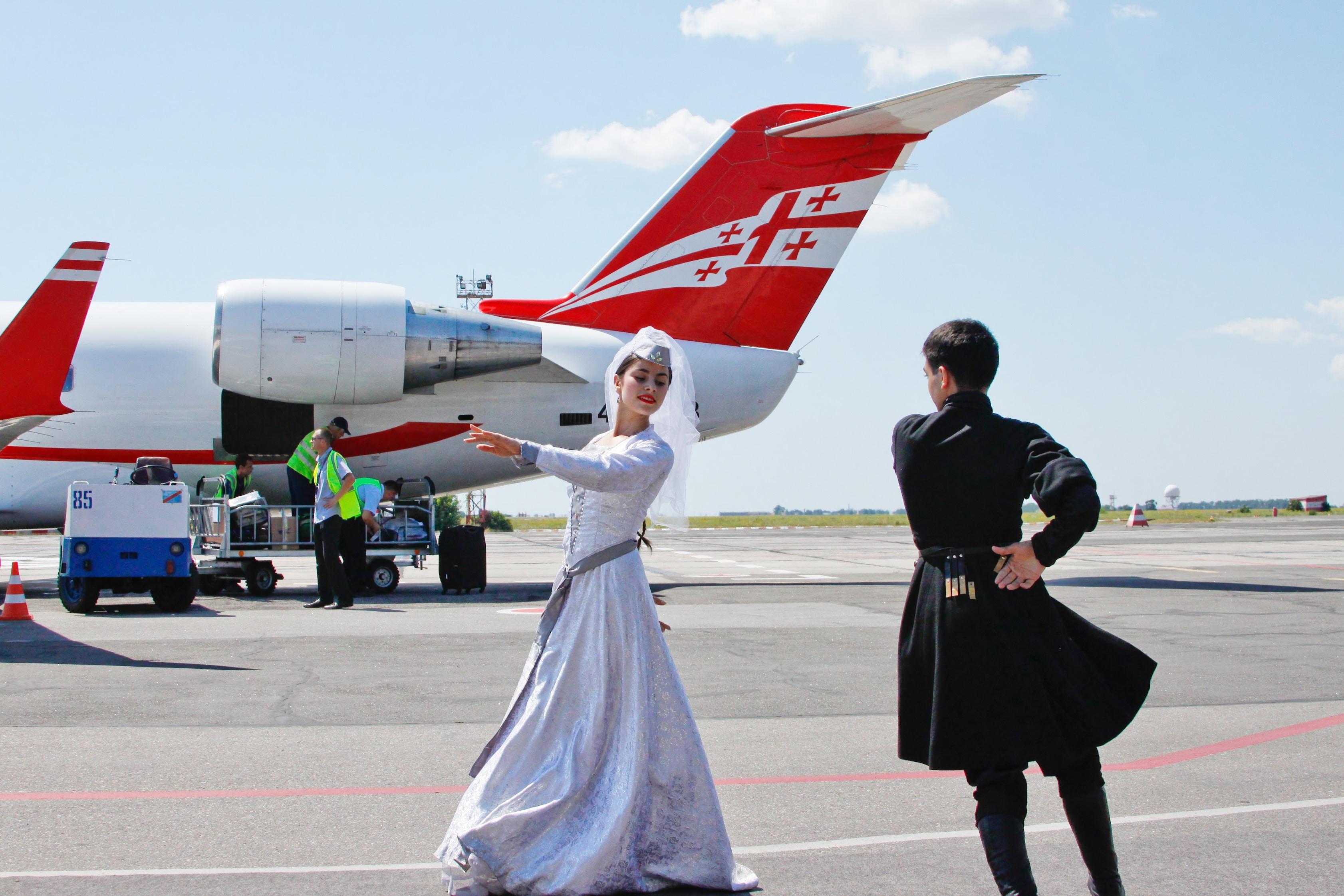 Самолет москва тбилиси. Georgian Airways Тбилиси. Самолёты Georgian Airways. Тбилиси самолет. Полеты Россия Грузия.