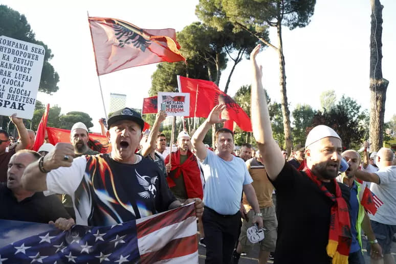 Тисячі албанців вийшли на протест проти курорту зятя Трампа та концерту скандального репера