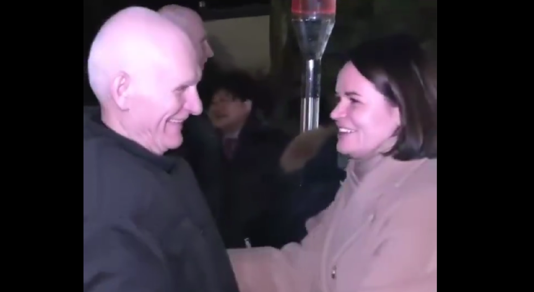 Звільнений Лукашенком нобелівський лауреат Бяляцький - у Литві, його зустріла Тихановська