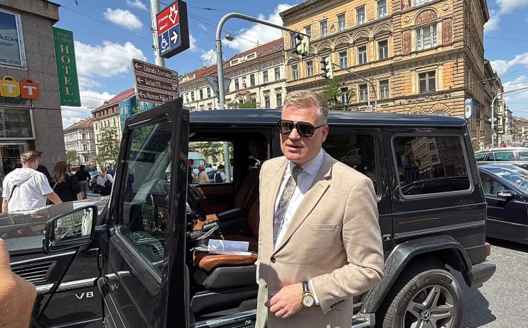 Чеський депутат потрапив у центрі Праги в ДТП з медичним автомобілем