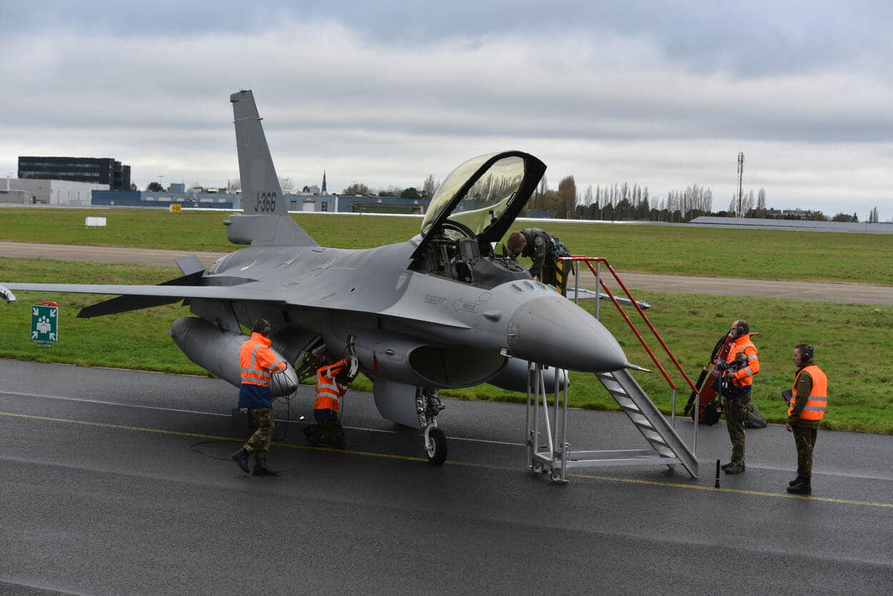 The Netherlands Send Five F-16s To Romania To Train Ukrainian Pilots ...