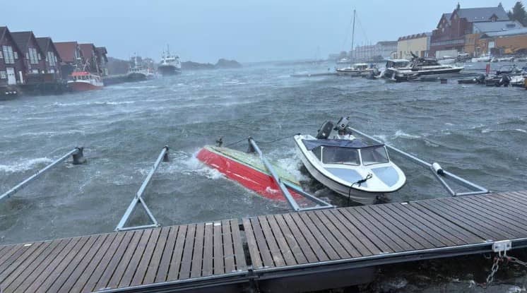 У Норвегії тисячі домівок знеструмлені через шторм, скасовано частину поїздів і поромів