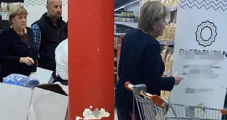 Меркель під час відпустки зіткнулась з порожніми полицями в італійському супермаркеті
