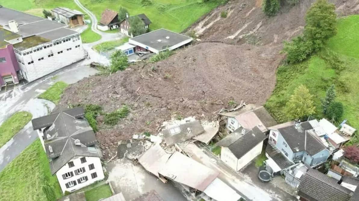 Зсув ґрунту на сході Швейцарії зруйнував будинки, через нові ризики евакуюють сотню людей