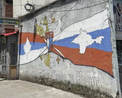 Мурал в сербській частині Косовської Митровиці