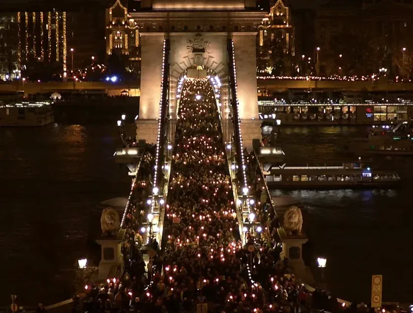 В Угорщині тисячі людей вийшли на протести на тлі скандалу з насильством над дітьми