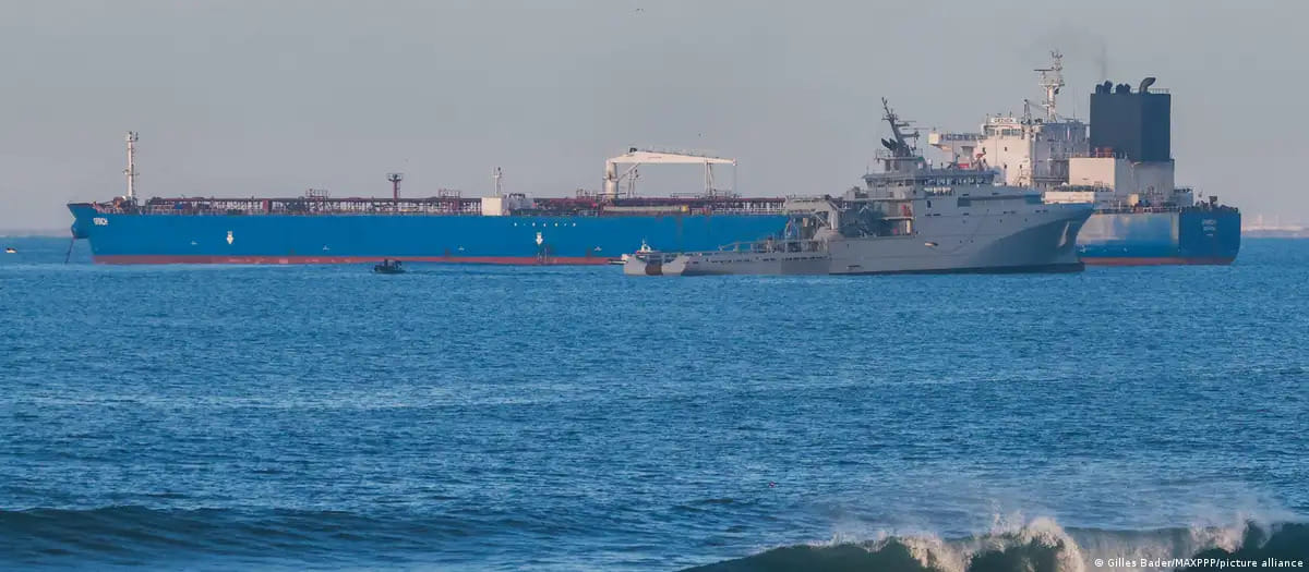 Макрон пояснив Зеленському, що буде змушений відпустити затриманий "тіньовий" танкер РФ