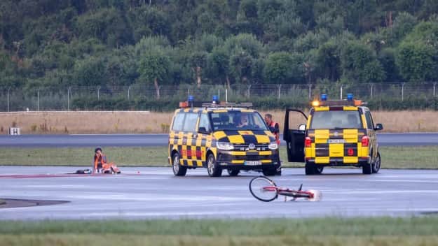 Кліматичні активісти заблокували злітні смуги в аеропортах Гамбурга та Дюссельдорфа