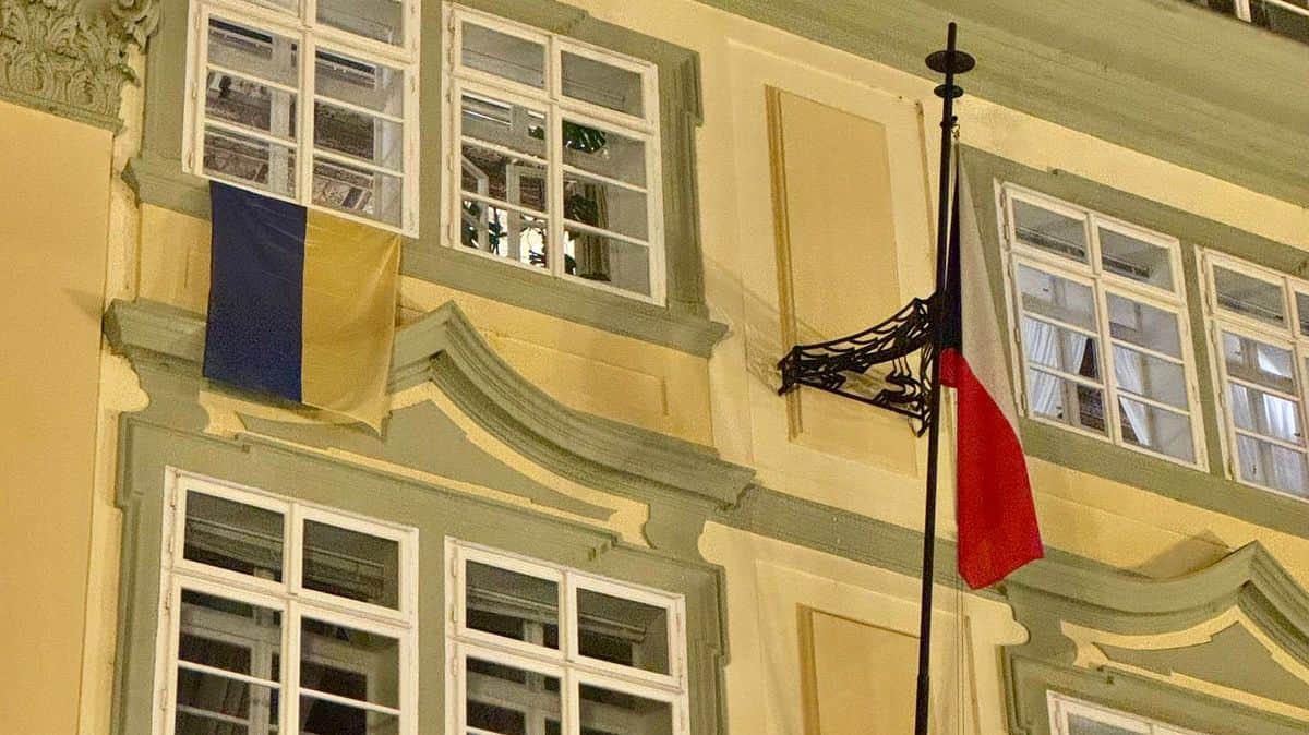 Спікер парламенту Чехії прибрав з фасаду прапор України. Тепер їх там три