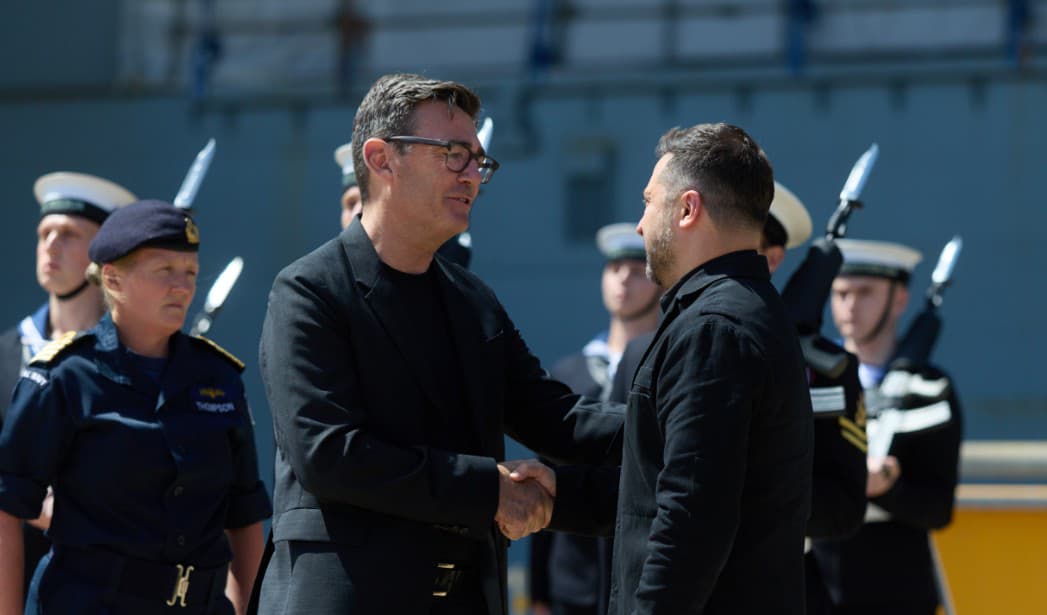 Зеленський показав кадри першої зустрічі з Бернемом на базі ВМС Зеленський показав кадри першої зустрічі з Бернемом на базі ВМС