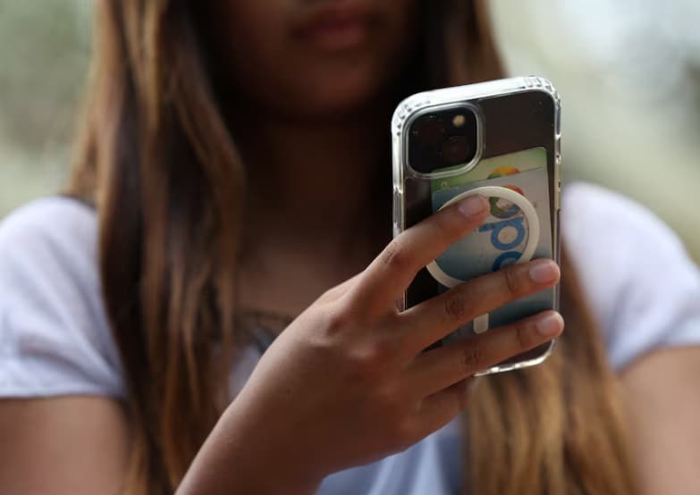 У Британії заборонять соцмережі для дітей до 16 років