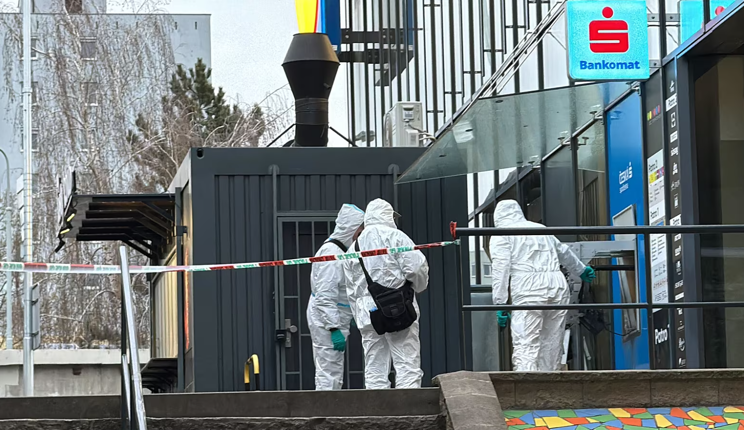 У Празі підірвали два банкомати біля торгового центру