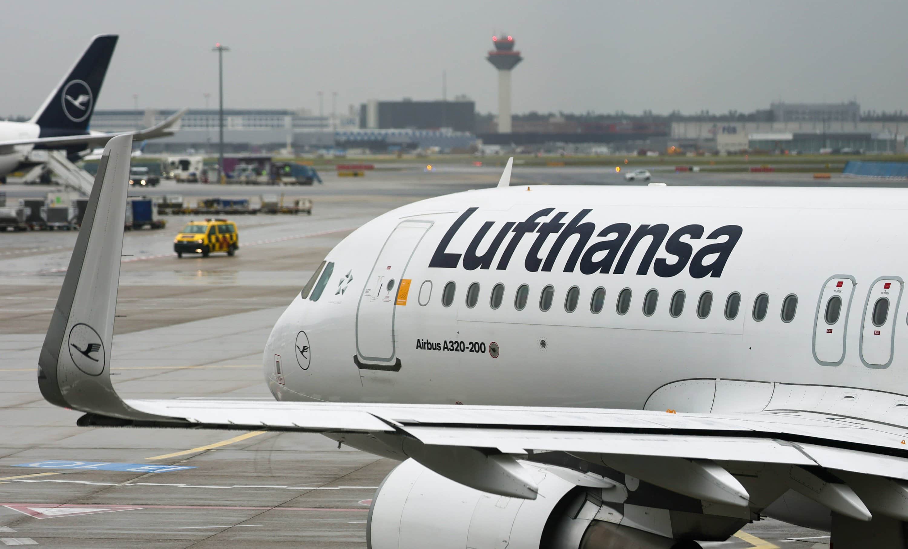 Бортпровідники Lufthansa погрожують новими страйками