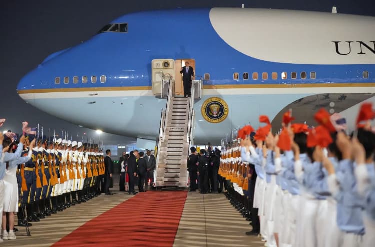 Трамп прилетів у Пекін, де його зустріли 300 китайських підлітків