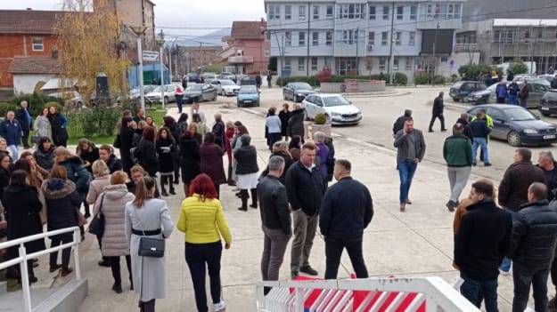 Люди зібралися біля муніципалітету Зубин Поток, куди силою зайшли поліція і члени муніципальної виборчої комісії
