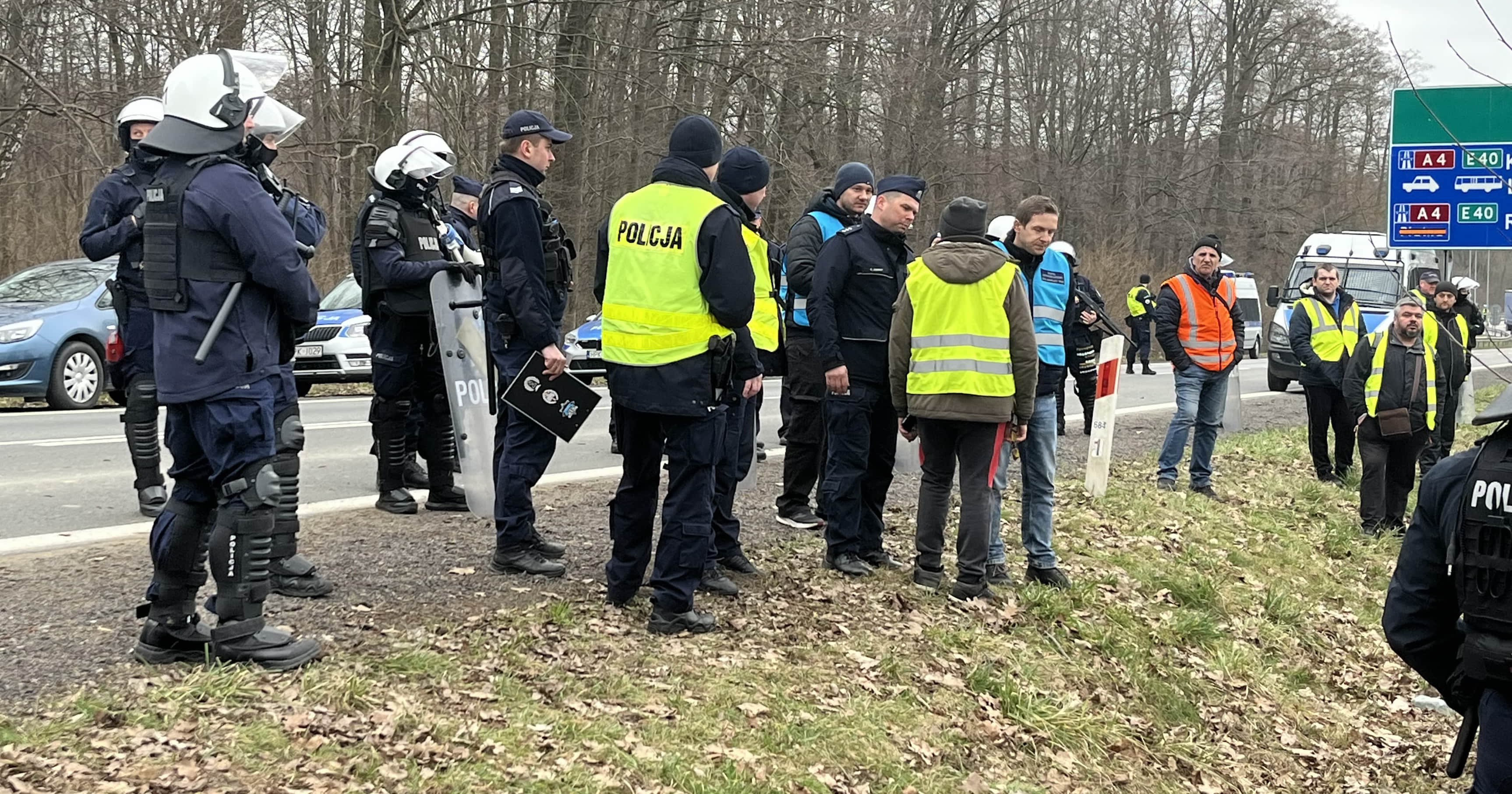 Report from the border how Polish authorities and protesters are