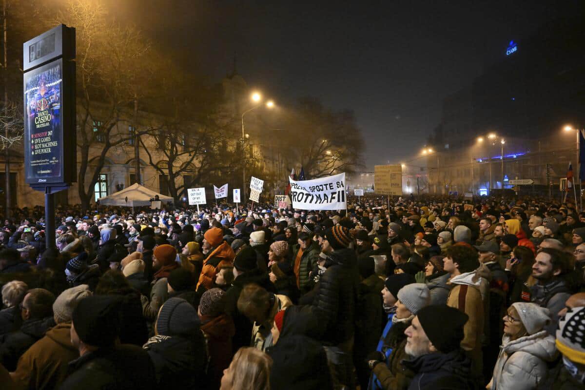 В Словакии тысячи людей вышли на новые протесты против правительства Фицо |  Европейская правда