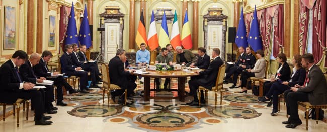 Один з раундів переговорів у Києві 16 червня 2022 року щодо статусу кандидата для України. Італійська делегація – ліворуч Один з раундів переговорів у Києві 16 червня 2022 року щодо статусу кандидата для України. Італійська делегація – ліворуч