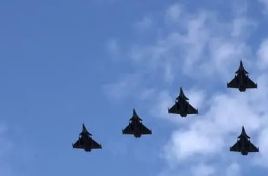 Українські пілоти пролетіли на винищувачах Mirage на параді у Парижі