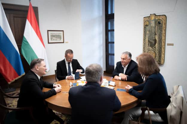 Віктор Орбан і Петер Сійярто на зустрічі з головою 