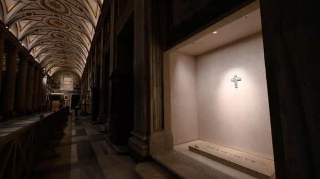 Tens of thousands of believers stand in line to the grave of Pope Francis