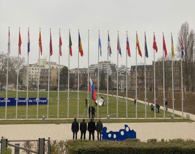 Членство Росії в Раді Європи припиняється з 16 березня. Церемонія зняття прапора РФ біля Палацу Європи
