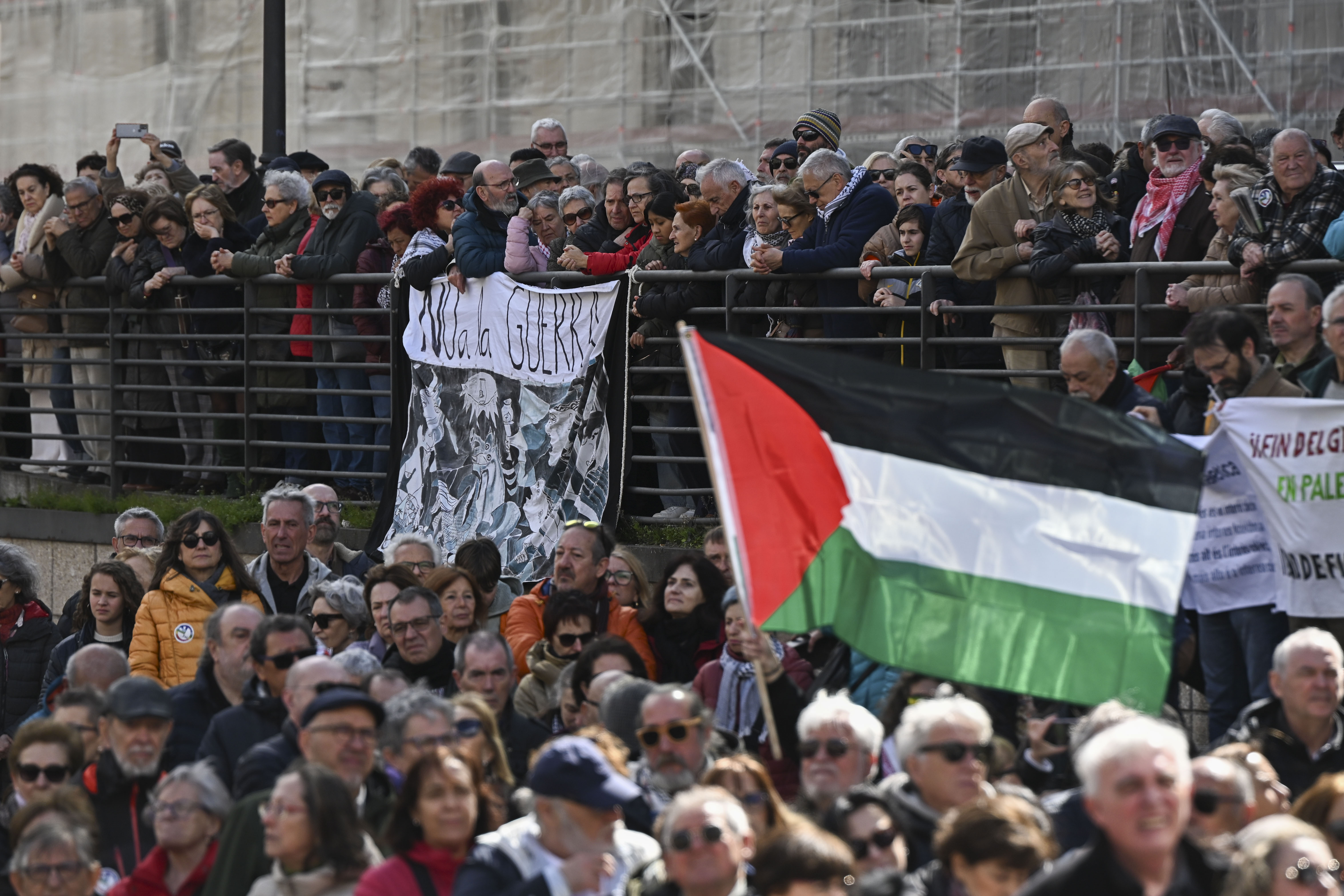 Тысячи людей вышли на демонстрации по всей Испании против войны на Ближнем Востоке