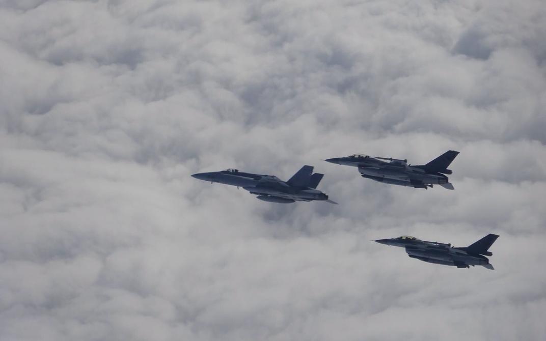 Винищувачі F-18 проводять бойові стрільби в Естонії