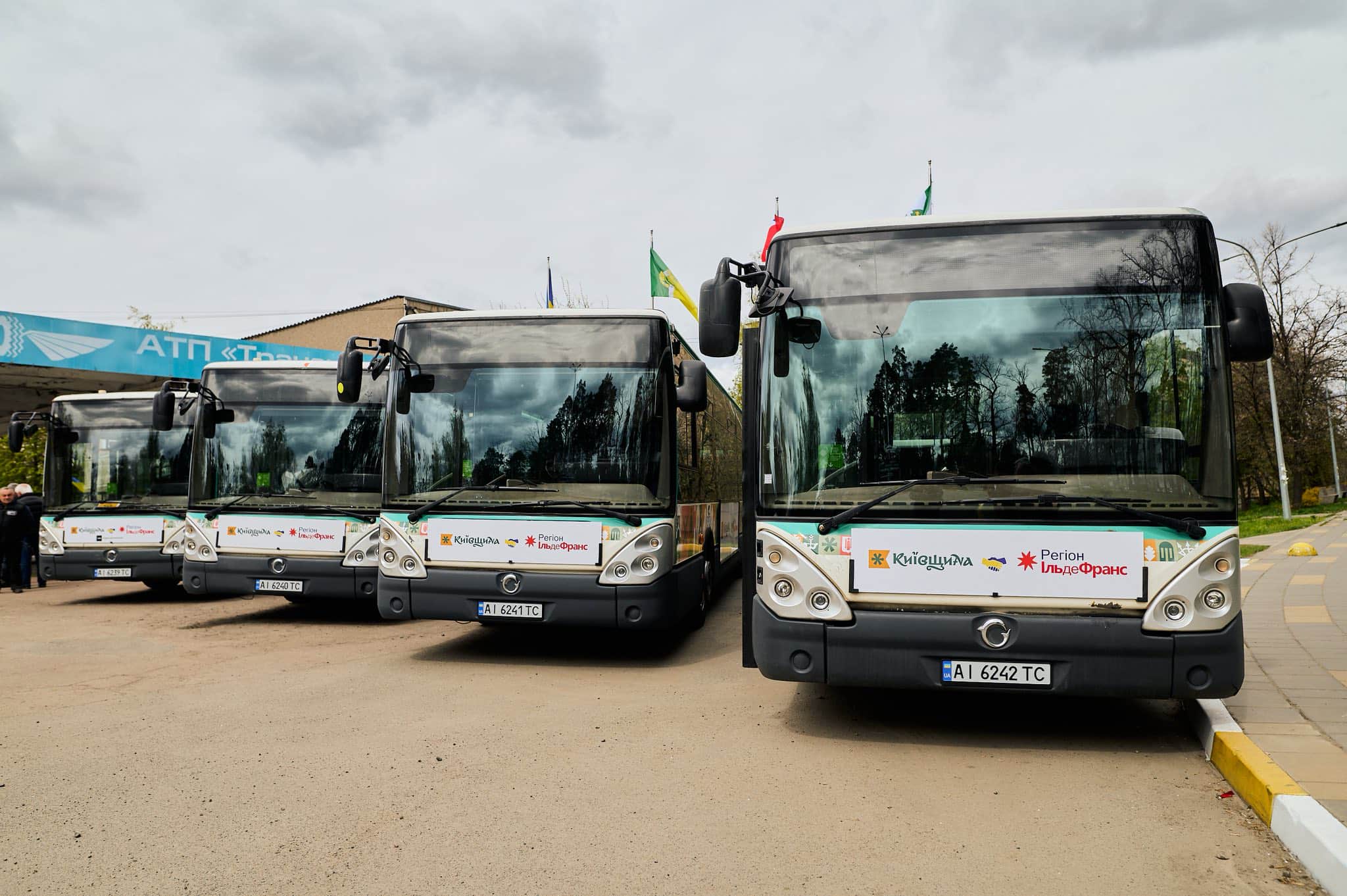 Французький регіон передав Бучанській громаді чотири автобуси