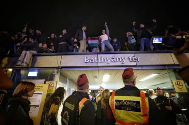 У Будапешті влаштували масову вечірку на вулицях через історичну поразку Орбана