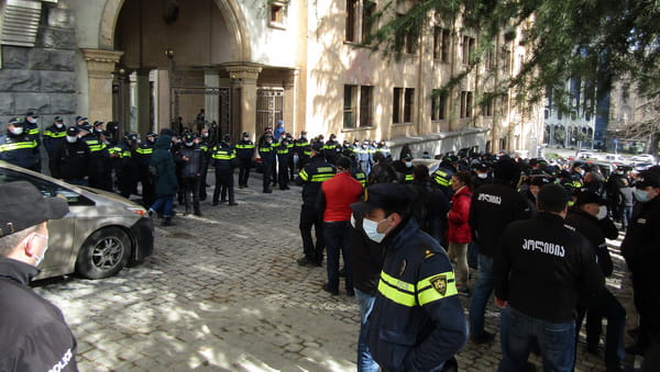 Поліція не дозволяє протестувальникам заблокувати під'їзди до парламенту