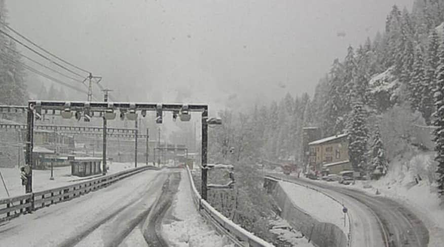 У Швейцарії через лавину зійшов з рейок потяг, є постраждалі