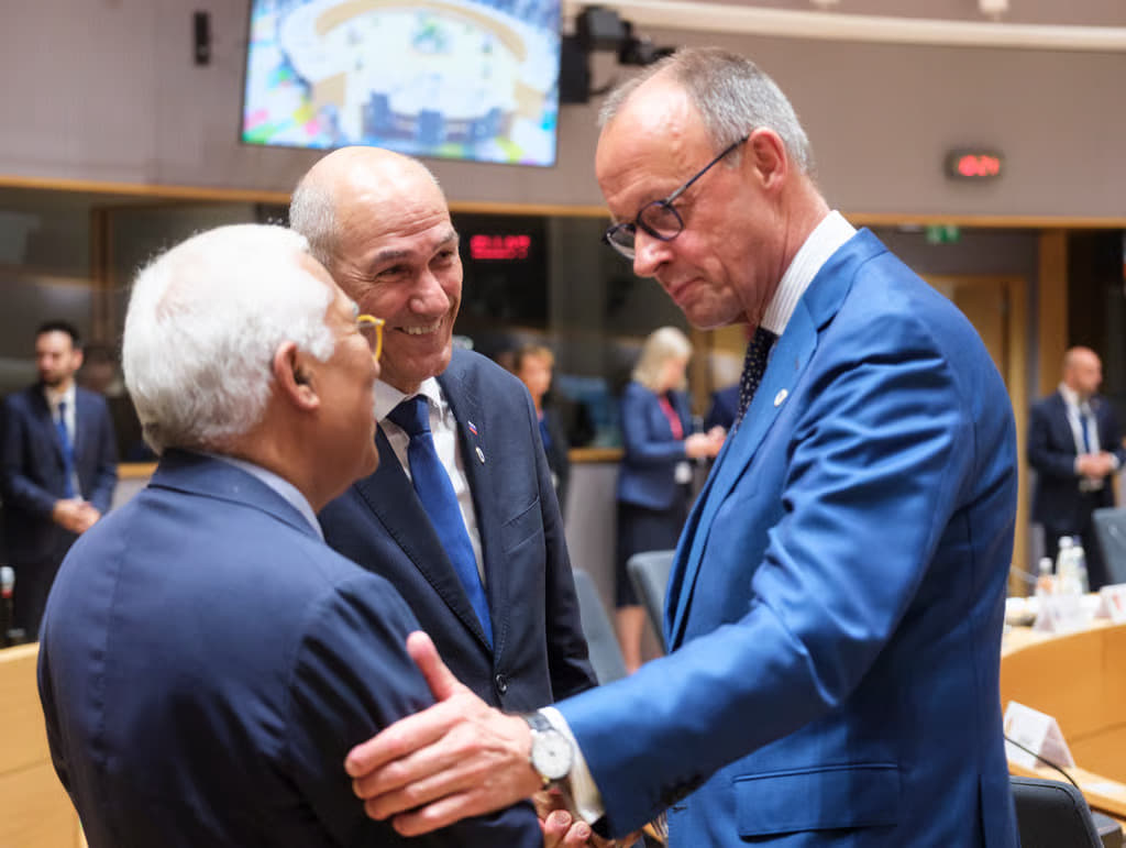Media: Macron and Merz criticise European Council president's attempts to engage with Russia