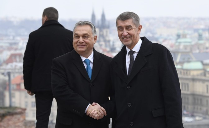 Прем’єр Чехії прямо підтримав Орбана перед вирішальним для нього днем виборів