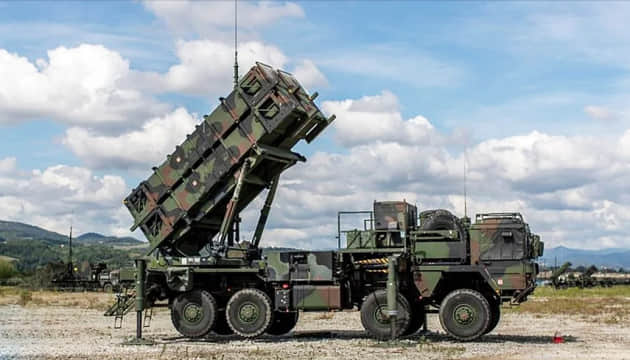 Зеленський: Постачання зброї зі США не зупинилось, але ППО недостатньо