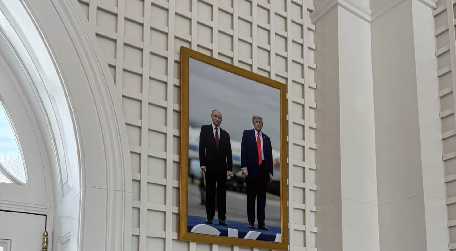 Trump hangs photo of himself with Putin in White House | European Pravda
