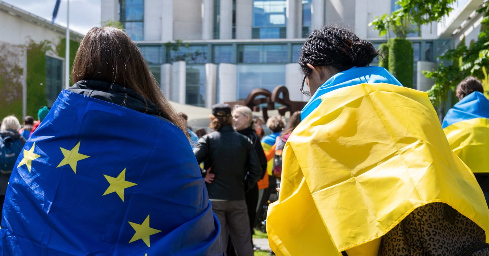 Украинские риа новости. Украина ЕС. Украина Евросоюз. Украинский флаг. Жители Западной Украины.