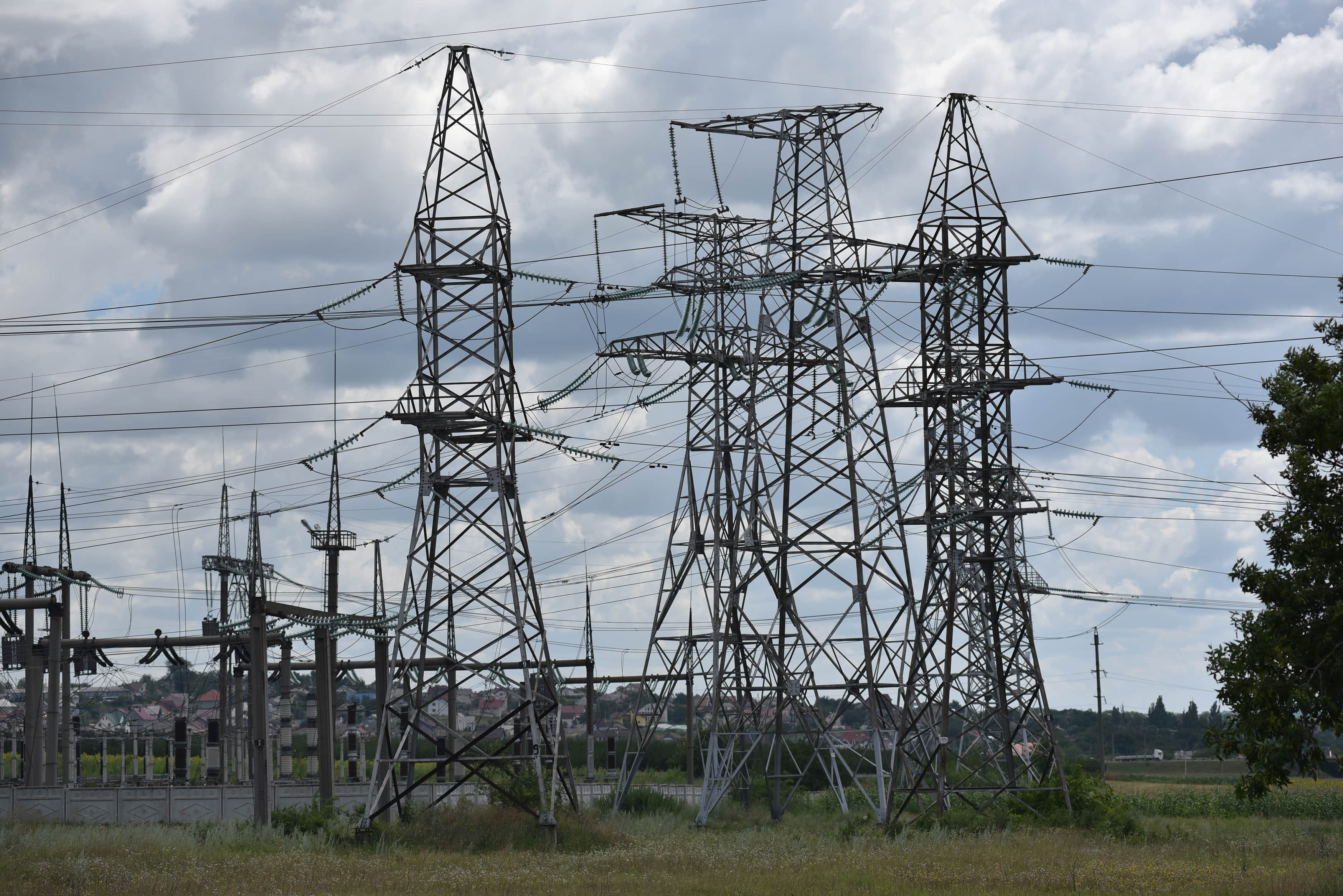Russian strike on Ukraine affects Moldova: power transmission line cut off