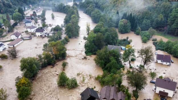 In Bosnia, 19 persone sono morte a causa delle inondazioni, e l’Unione Europea, la Serbia e la Croazia stanno fornendo assistenza