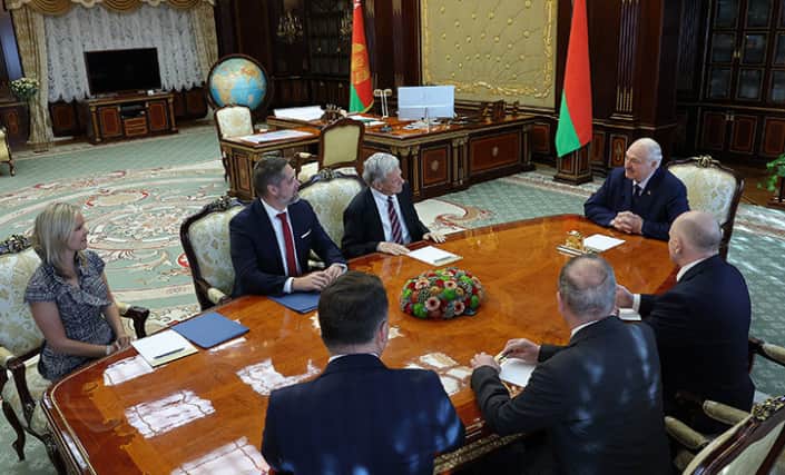 Лукашенко попросив посланця передати Трампу, що той воює проти його друзів