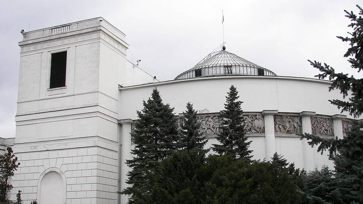 У Польщі сполошились через невідому речовину, розлиту під Сеймом