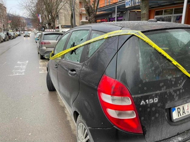 Последствия взрыва гранаты: в некоторых автомобилях треснули окна