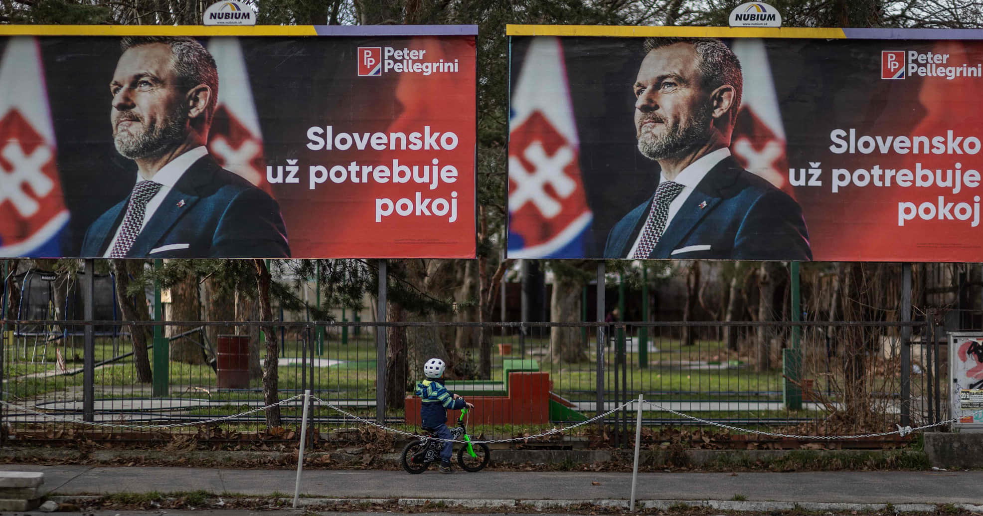 Мир ціною капітуляції Києва: як Україна стала ключовою темою виборів у Словаччині