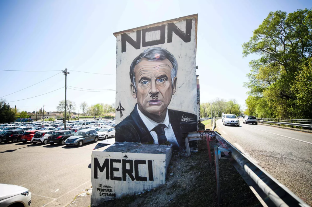 Во французском городе появился мурал с Макроном-''Гитлером ...