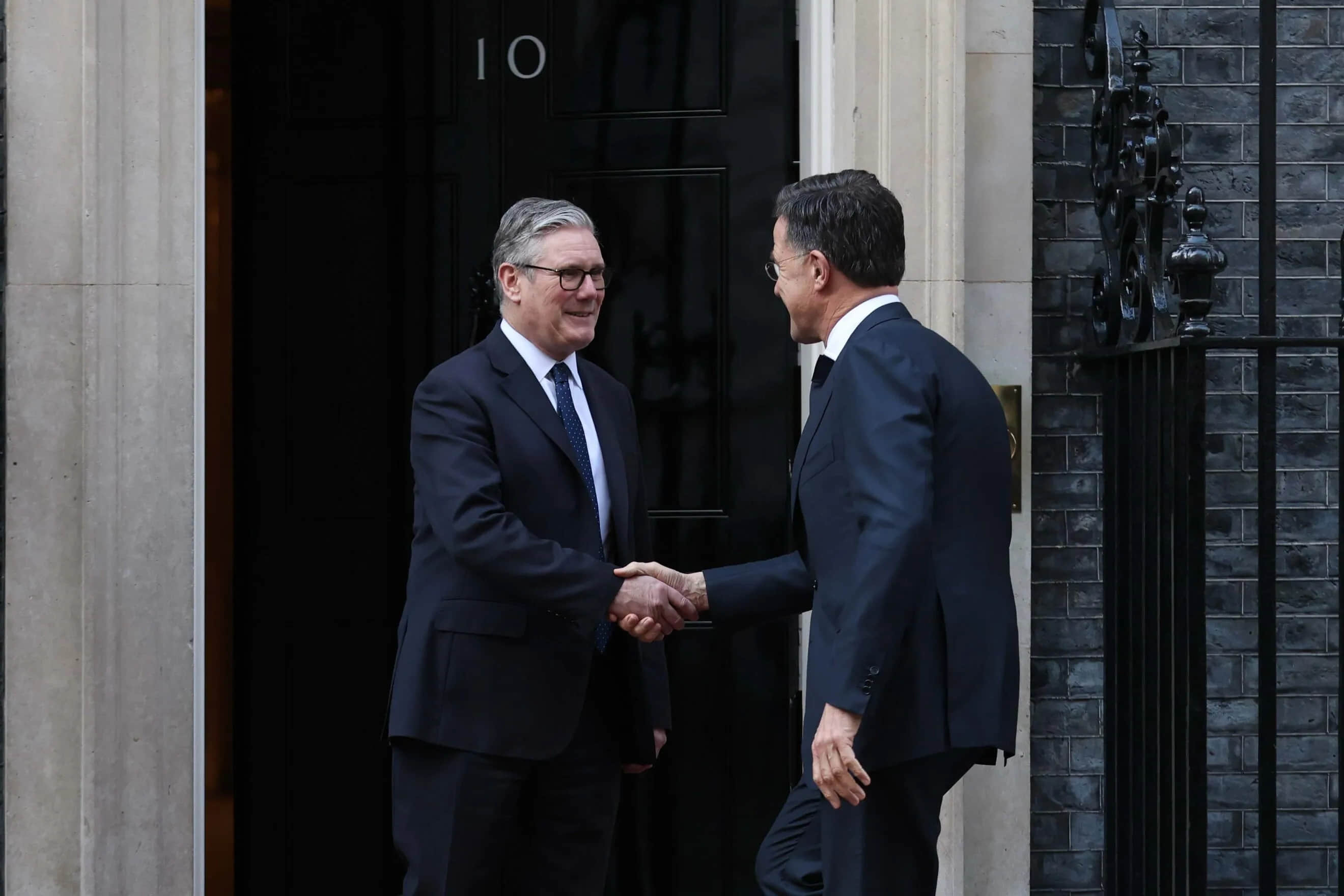 За інформацією засобів масової інформації, у Великій Британії відбувся саміт, на якому обговорювалися можливості для розблокування Ормузької протоки.