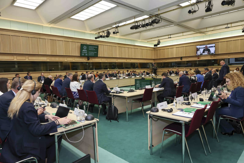 Міністри ЄС обговорять з Чеyцовим розширення та ситуацію в Україні