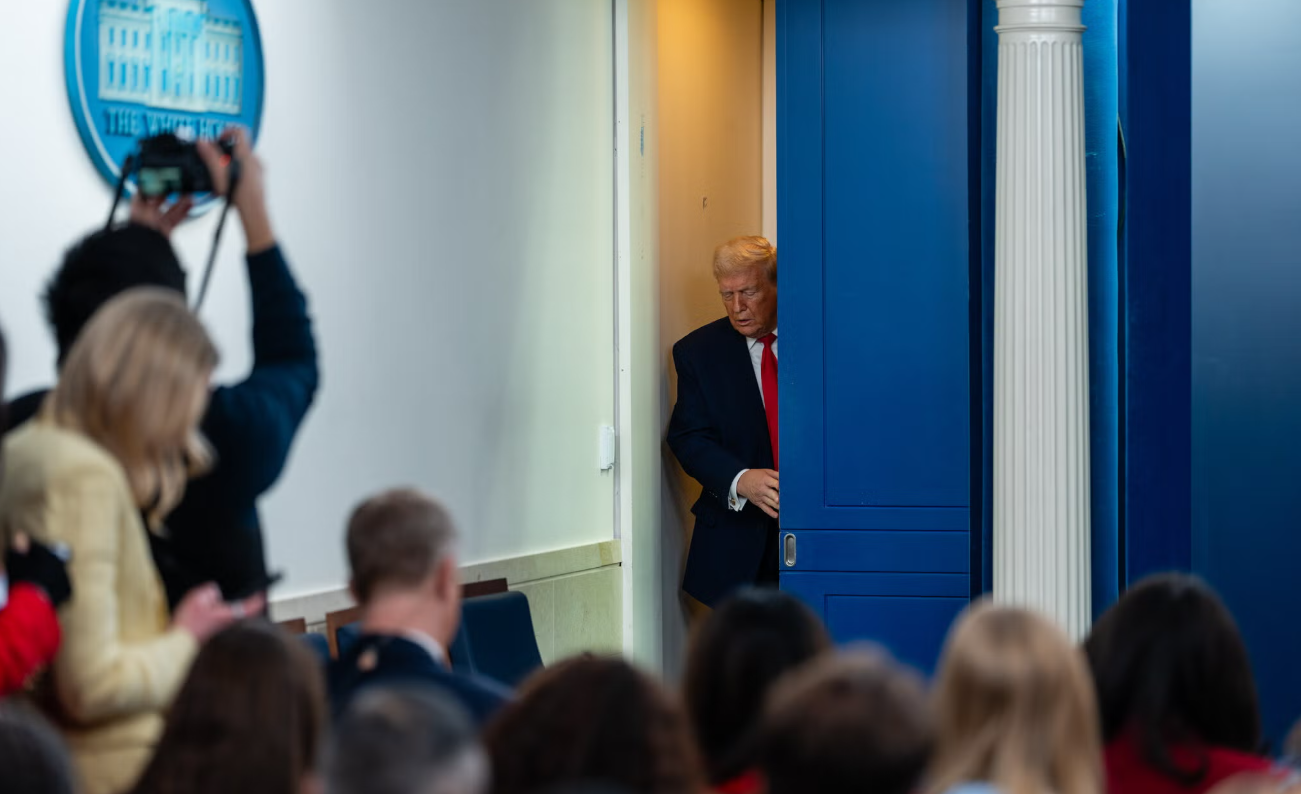 NYT: Трамп хотів прибрати пресу з Білого дому і відкрити басейн замість зали для брифінгів